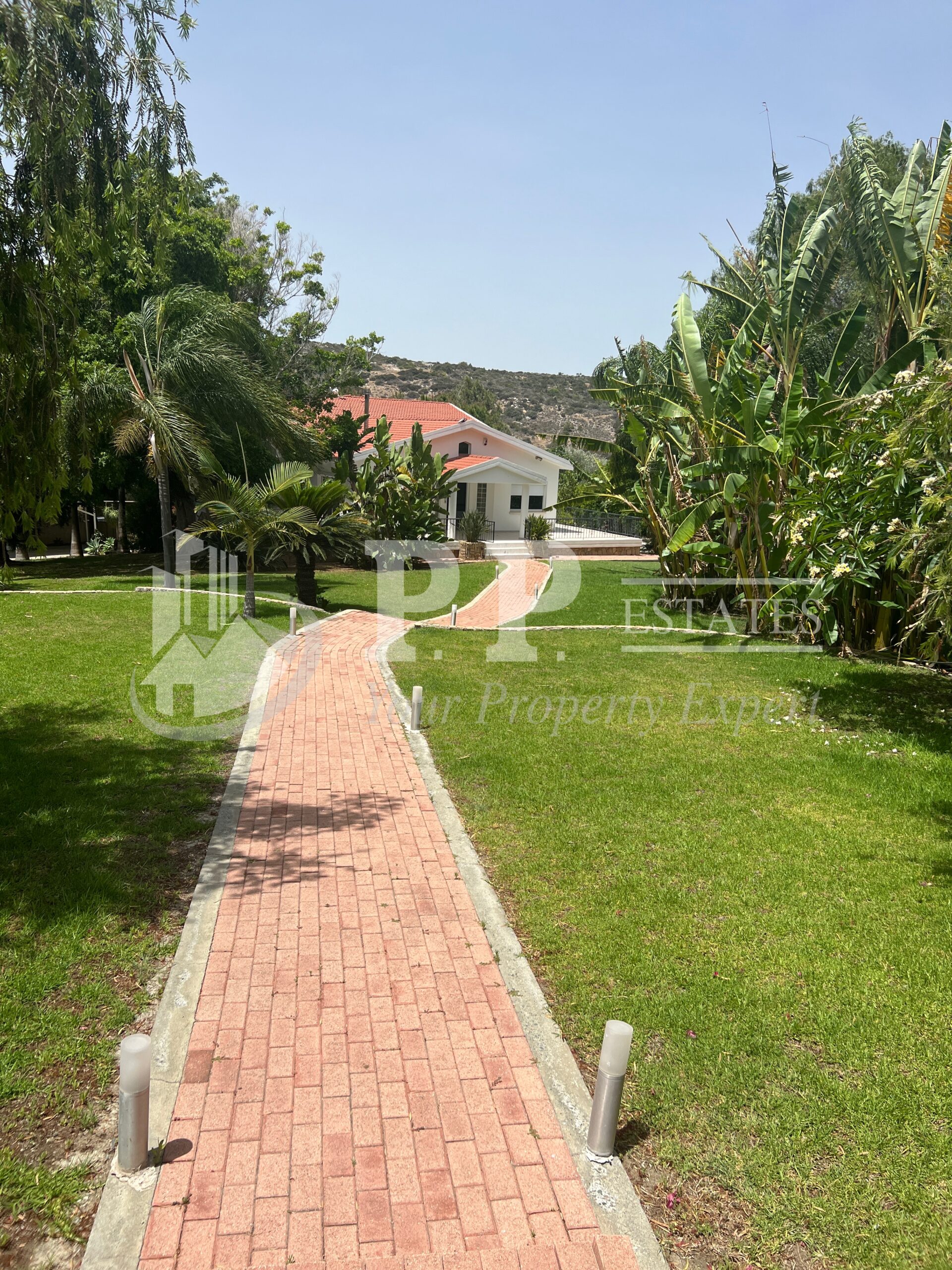 For Rent - 3 bedroom spacious detached house with maid's room and large garden in Parekklisia, Limassol